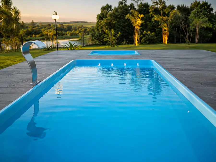 Capa térmica no formato personalizado da piscina