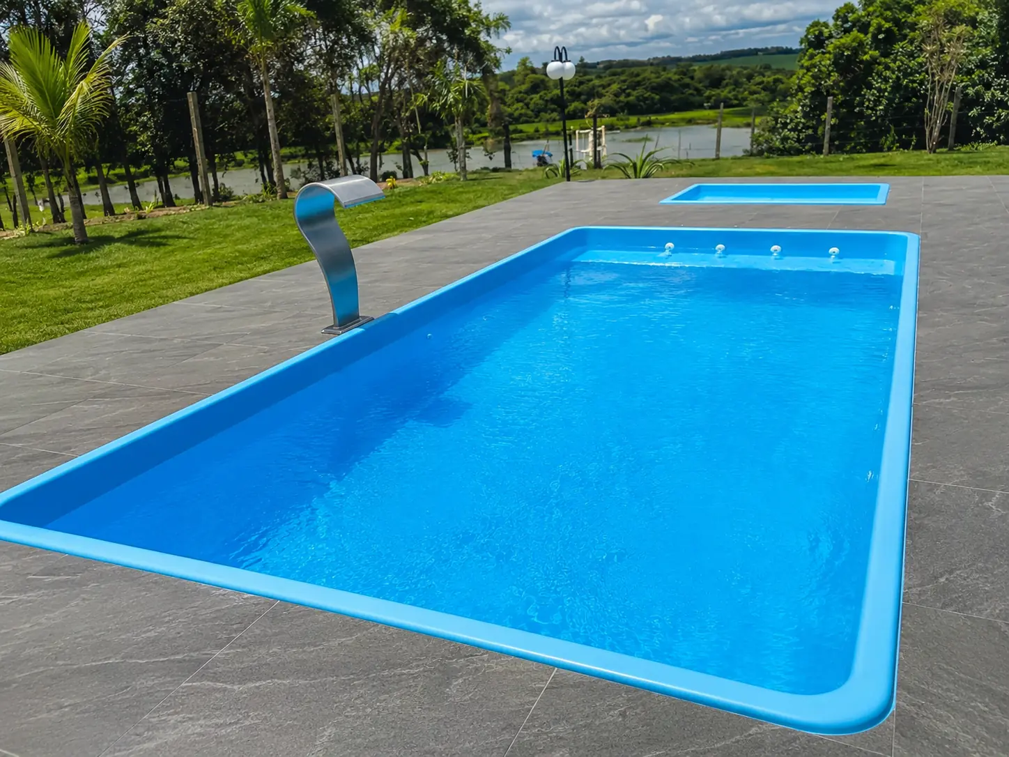 Piscina protegida com capa térmica